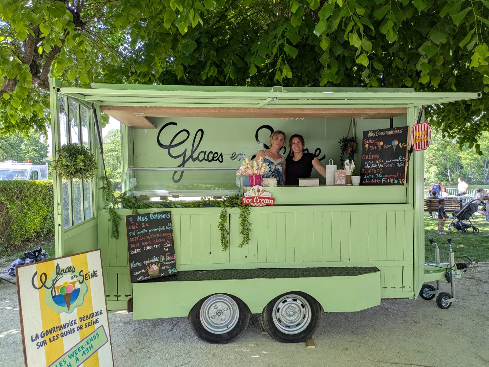 La caravane et ses fondatrices, sur les quais de la Seine